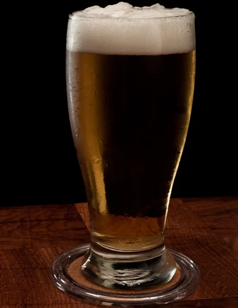 Ljus öl på en bar — Stockfoto