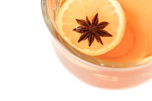 Anice stella nel tè caldo isolato — Foto Stock