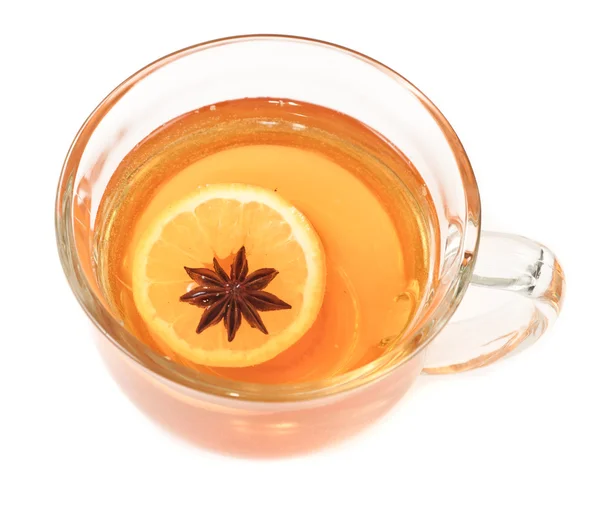 Γλυκάνισο star στο ζεστό τσάι απομονωθεί — Φωτογραφία Αρχείου