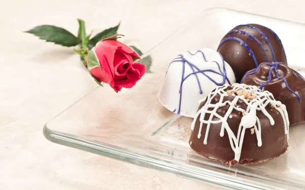 Organic hand crafted chocolate and rose — Stock Photo, Image