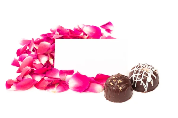 Pétalos de rosa y chocolates —  Fotos de Stock