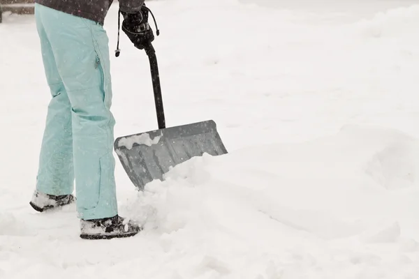Spodnie śniegu łopatą — Zdjęcie stockowe