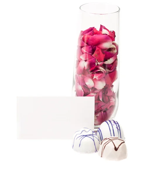Petali di rosa in flauto champagne con cioccolatini — Foto Stock