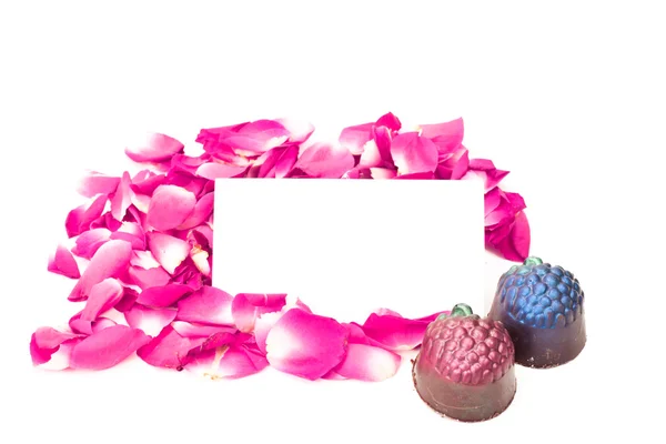 Pétalos de rosa y chocolates —  Fotos de Stock