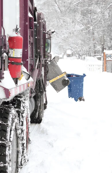 在雪中的自动垃圾清运车。 — 图库照片