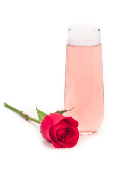 Розовое шампанское и красная роза — стоковое фото