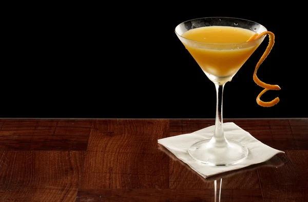 Апельсиновый мартини, украшенный твистом — стоковое фото