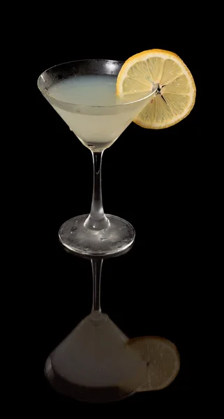Lemon drop martini på svart — Stockfoto