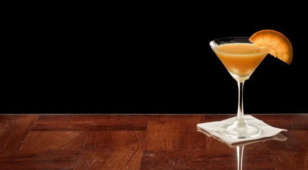 Апельсиновый мартини с апельсиновым ломтиком — стоковое фото
