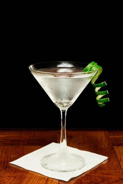 Martini mit Limetten-Twist — Stockfoto