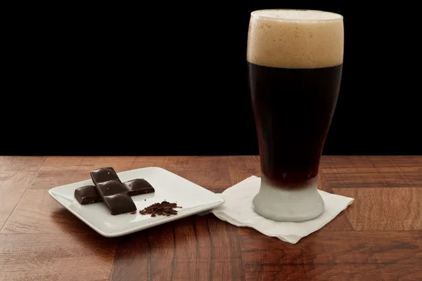 Темное пиво — стоковое фото