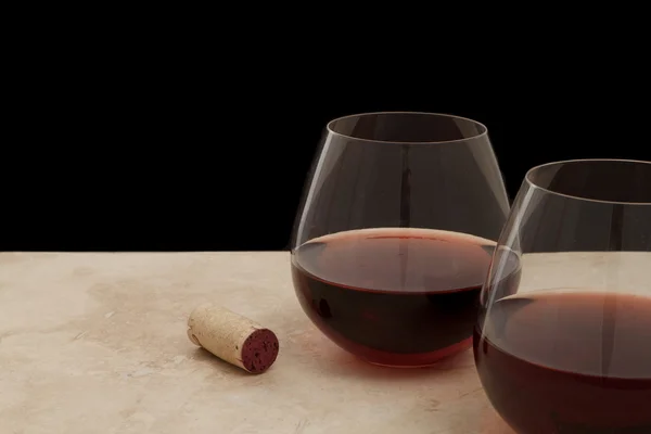 Opadaném listí sklenici červeného vína — Stock fotografie
