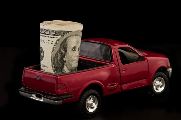 Vrachtwagen gevuld met contant geld — Stockfoto