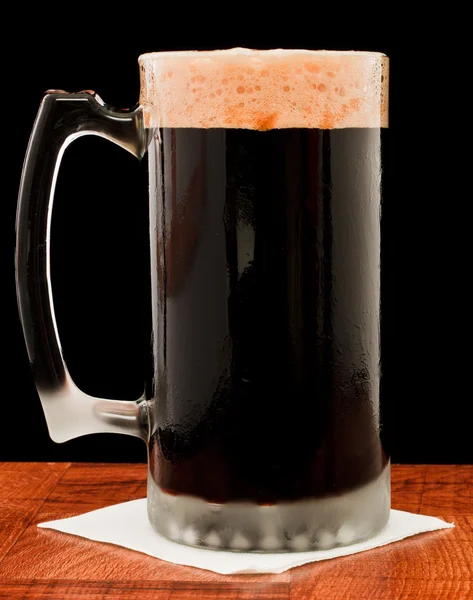 Δυνατή μπύρα που απομονώνονται σε μαύρο — Φωτογραφία Αρχείου