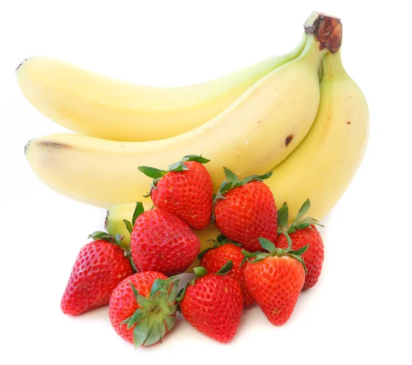 Бананы и клубника — стоковое фото