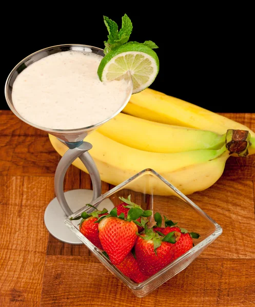 新鲜的香蕉草莓和 s 鸡尾酒 — 图库照片