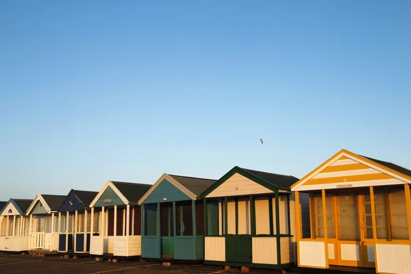 Cabanas de praia em luz solar dourada — Fotografia de Stock