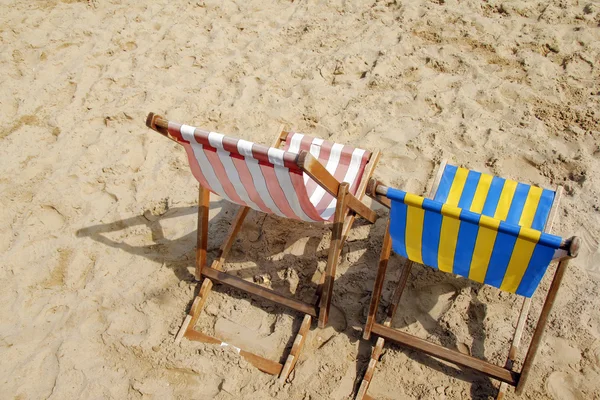 Шезлонги на пляже — стоковое фото