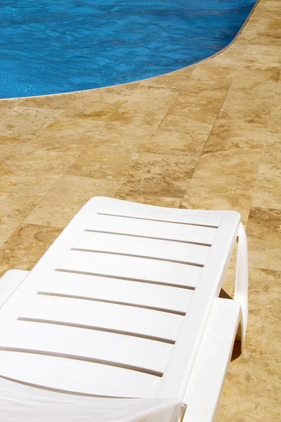 Розслабитися біля басейну — стокове фото