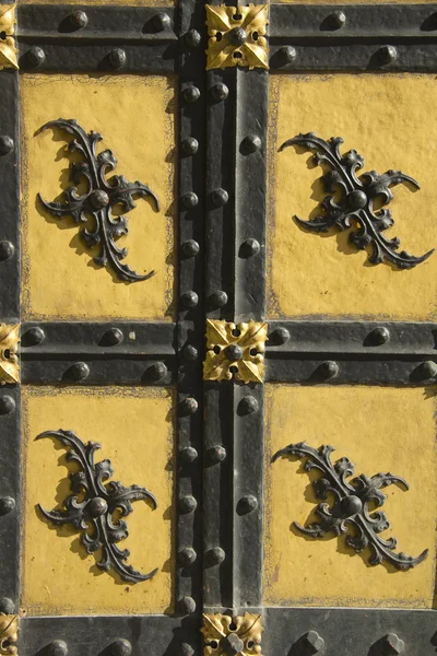 Декоративная баварская дверь — стоковое фото