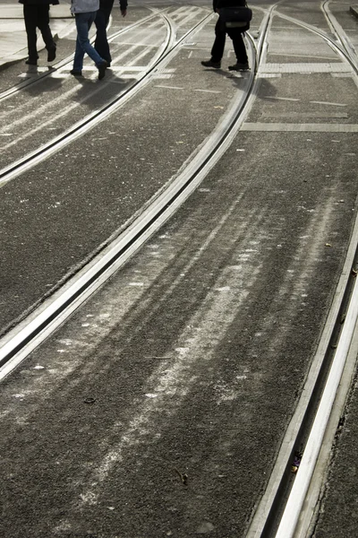 Überqueren der Straßenbahnlinien — Stockfoto