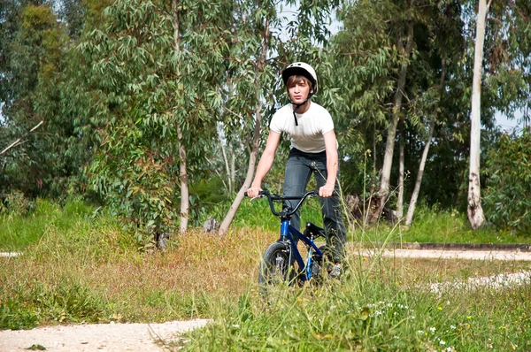 Rapaz anda de bicicleta  . — Fotografia de Stock
