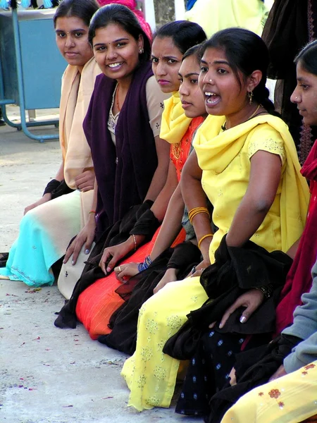 Индийские студенты улыбаются — стоковое фото