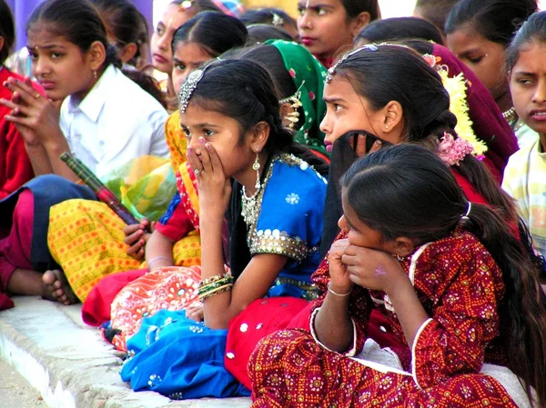 Indiske studerende smilende - Stock-foto