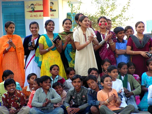 Indyjskich studentów uśmiechający się — Zdjęcie stockowe