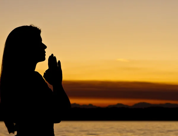 Woman of faith prays outdoors — Stock Photo, Image