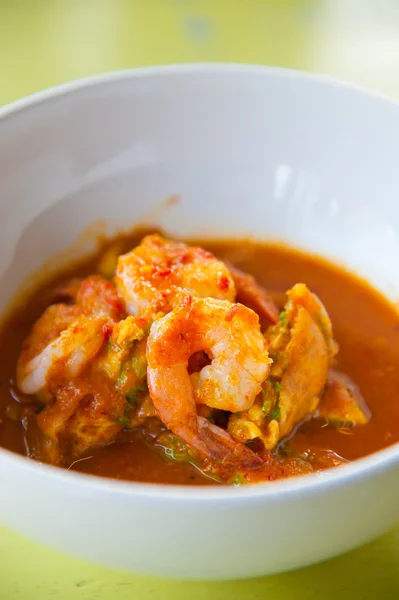 Curry caliente y agrio con salsa de tamarindo, camarones y verduras: Deliciosa comida tradicional tailandesa (kang som cha-om koong ) — Foto de Stock