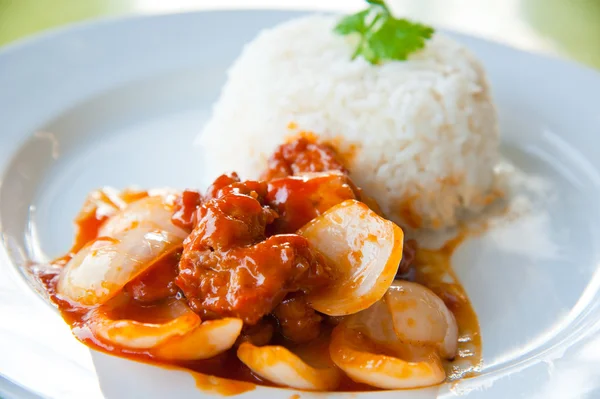 Heerlijke warme rijst met gebakken varkensvlees, ui, chili, groenten en groene kruiden — Stockfoto