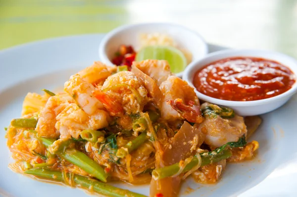 Frutos do mar fritos Sukiyaki em estilo tailandês com molho — Fotografia de Stock