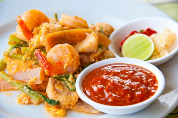 Жареные морепродукты Сукияки в тайском стиле с соусом — стоковое фото