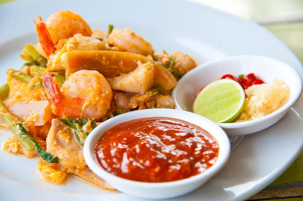 Fried seafood Sukiyaki in Thai style with sauce — Stock Photo, Image