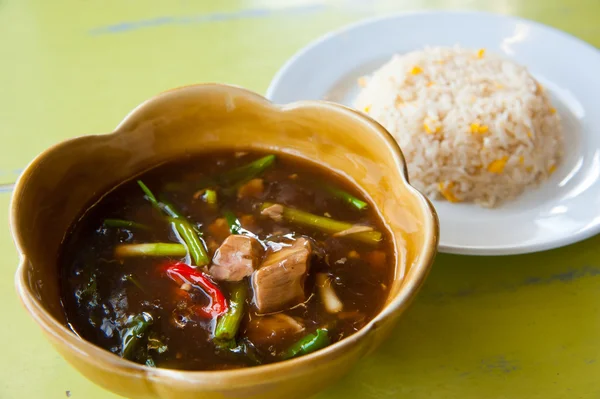 Delizioso riso fritto caldo con curry di maiale ruscello — Foto Stock