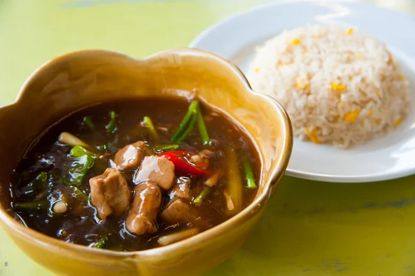 Вкусный горячий рис со свининой и карри — стоковое фото