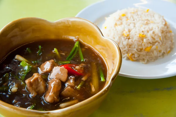 Delicioso arroz frito caliente con riachuelo de cerdo al curry —  Fotos de Stock