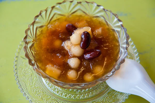 传统的中式点心: 美味豆和龙眼糖浆中的药草 — 图库照片