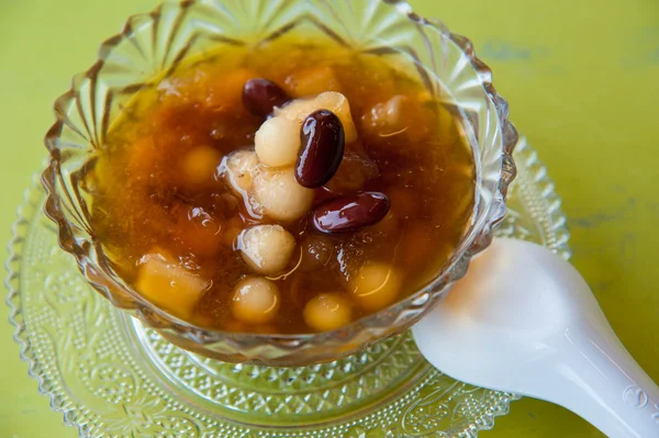 中国の伝統的デザート: おいしい豆とリュウガン シロップでハーブ — ストック写真
