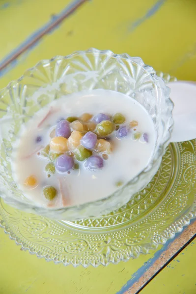 カラフルなボールの小麦粉、ココナッツ、ミルク、卵とタイ平ひも： 人気のある、有名なタイのデザート （ブア loi) — ストック写真