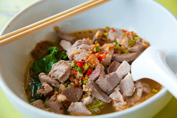 Tradiční thajské pochoutka vyrobená z obří krevety, thajské nudle a připravené s výběr koření. zdobený jemně nasekané zelené cibule — Stock fotografie