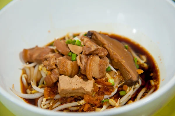 Cozinha asiática, macarrão de arroz em tigela branca — Fotografia de Stock