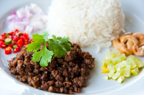 Sıcak pirinç tuzlu zeytin, yeşil otlar ve fındık: leziz geleneksel yemekler — Stok fotoğraf