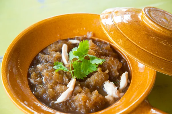 Maw zupa w brązowy miska na białym tle rybna: chińskie jedzenie pyszne tradycji — Zdjęcie stockowe