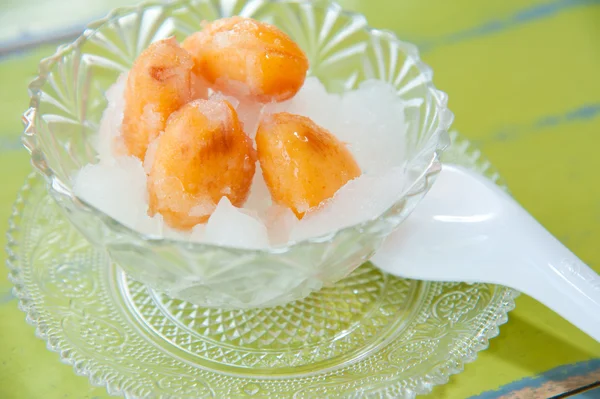 Ein süßes Konfitüre Zalacca in Sirup und Eis: berühmte und köstliche thailändische Art — Stockfoto