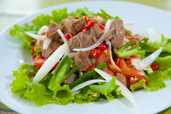 Salad pedas dengan daging babi dan ramuan hijau dalam gaya Thailand — Stok Foto