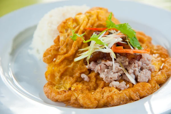 Delicious traditional Thailand food : Hot rice with omelet, pork, green her — Stock Photo, Image