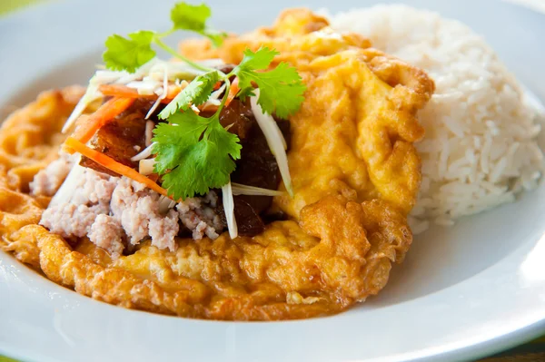 Deliciosa comida tradicional da Tailândia: Arroz quente com omelete, porco, verde ela — Fotografia de Stock