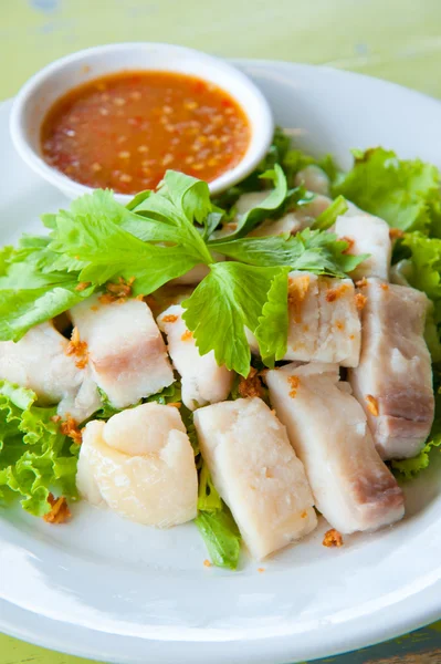 Свежая рыба с соусом из морепродуктов — стоковое фото